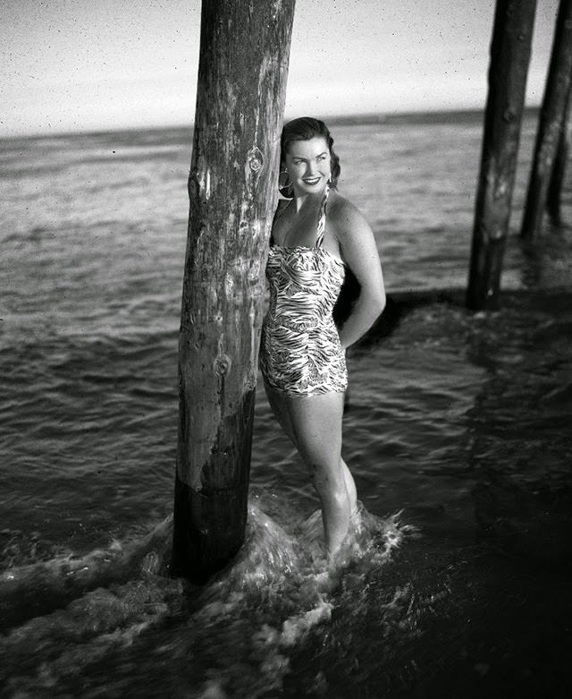 Glamorous Swimsuit Images of Esther Williams Captured in the 1940s and 1950s