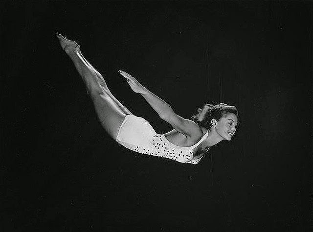 Glamorous Swimsuit Images of Esther Williams Captured in the 1940s and 1950s