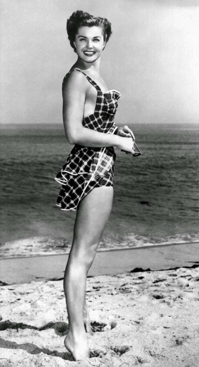 Glamorous Swimsuit Images of Esther Williams Captured in the 1940s and 1950s