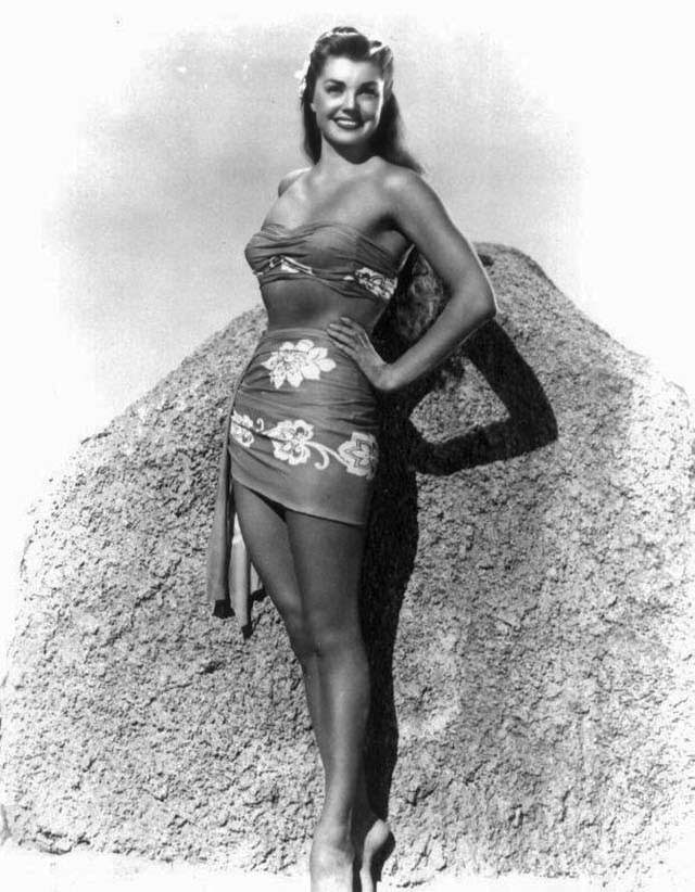 Glamorous Swimsuit Images of Esther Williams Captured in the 1940s and 1950s