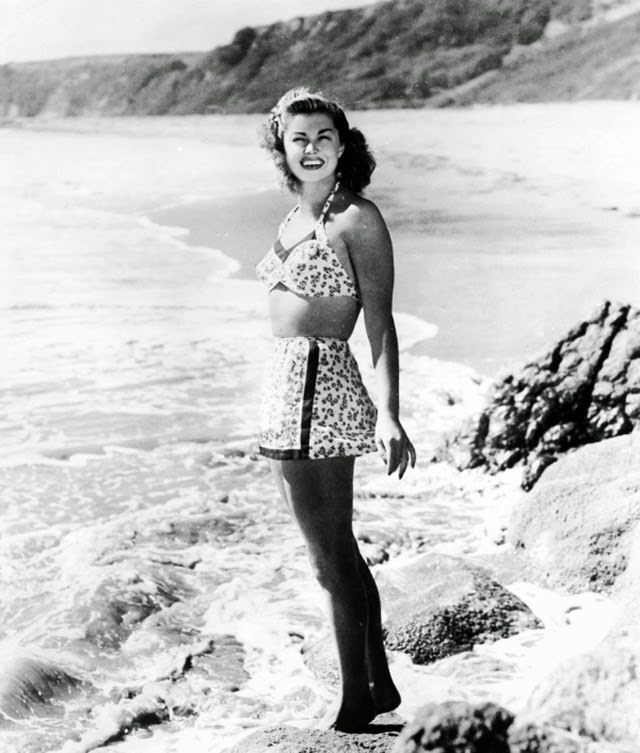 Glamorous Swimsuit Images of Esther Williams Captured in the 1940s and 1950s