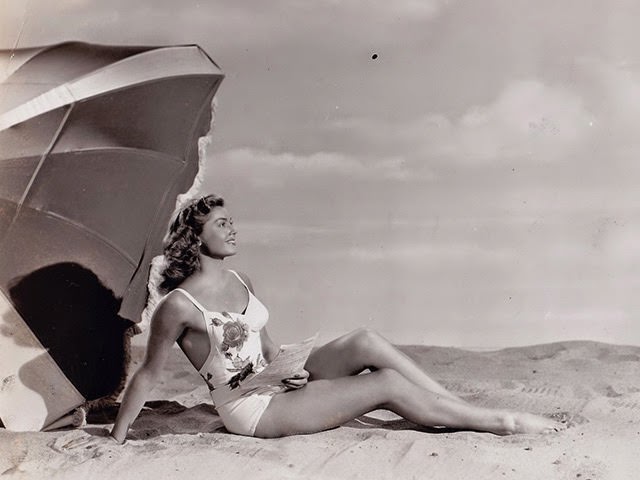 Glamorous Swimsuit Images of Esther Williams Captured in the 1940s and 1950s
