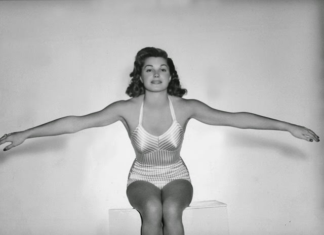 Glamorous Swimsuit Images of Esther Williams Captured in the 1940s and 1950s