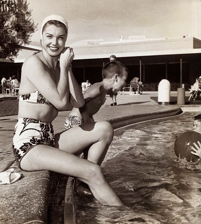 Glamorous Swimsuit Images of Esther Williams Captured in the 1940s and 1950s