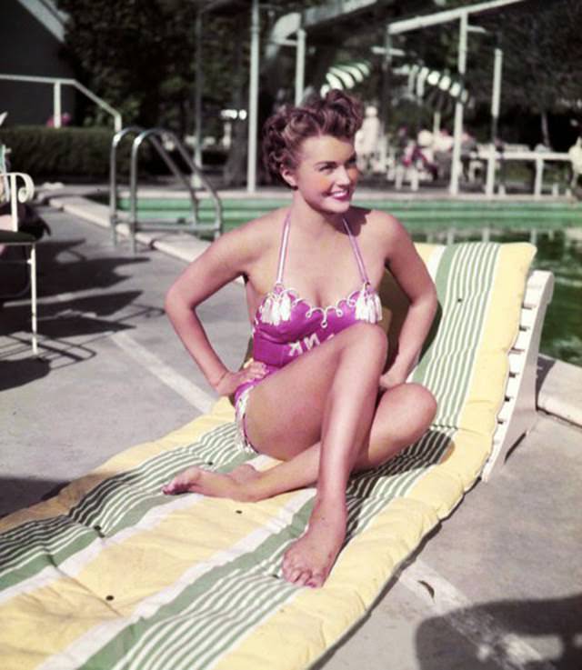 Glamorous Swimsuit Images of Esther Williams Captured in the 1940s and 1950s