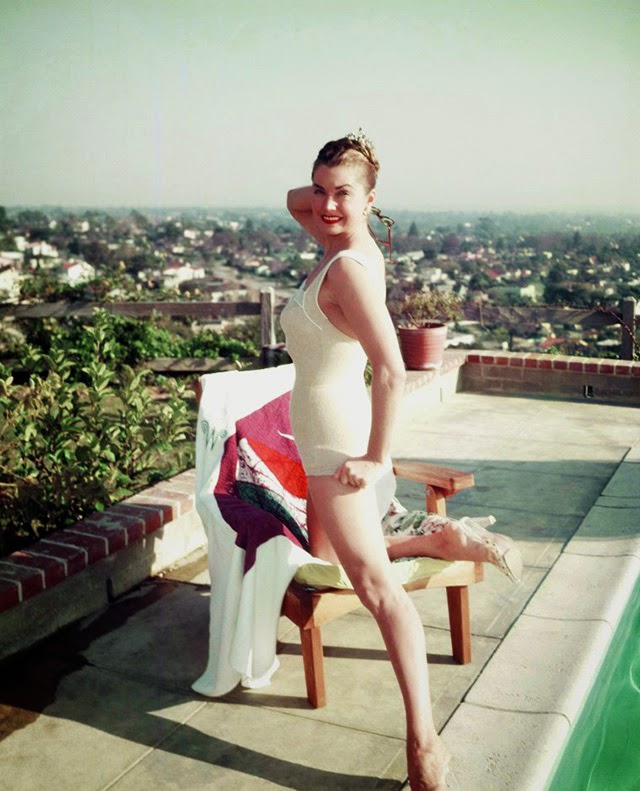 Glamorous Swimsuit Images of Esther Williams Captured in the 1940s and 1950s