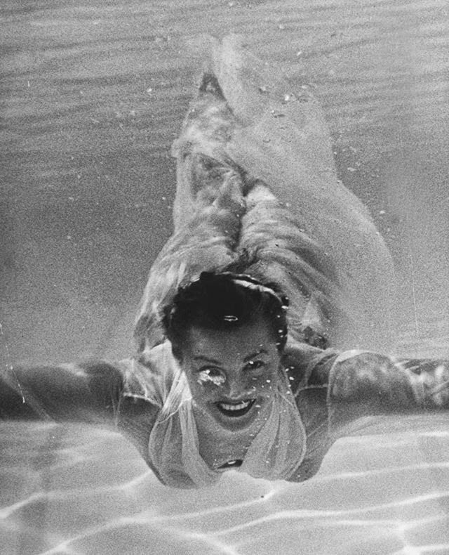 Glamorous Swimsuit Images of Esther Williams Captured in the 1940s and 1950s