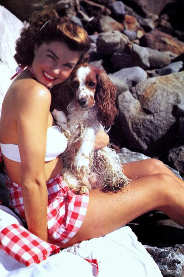Glamorous Swimsuit Images of Esther Williams Captured in the 1940s and 1950s
