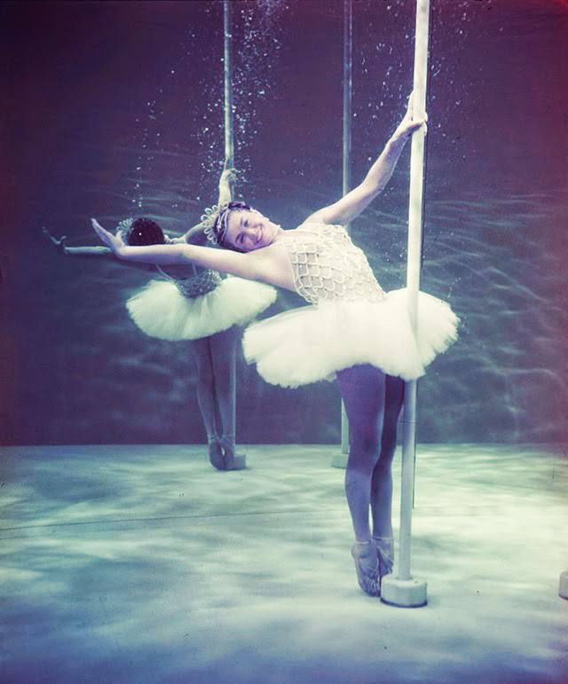 Glamorous Swimsuit Images of Esther Williams Captured in the 1940s and 1950s