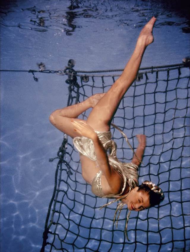 Glamorous Swimsuit Images of Esther Williams Captured in the 1940s and 1950s