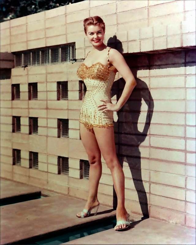 Glamorous Swimsuit Images of Esther Williams Captured in the 1940s and 1950s
