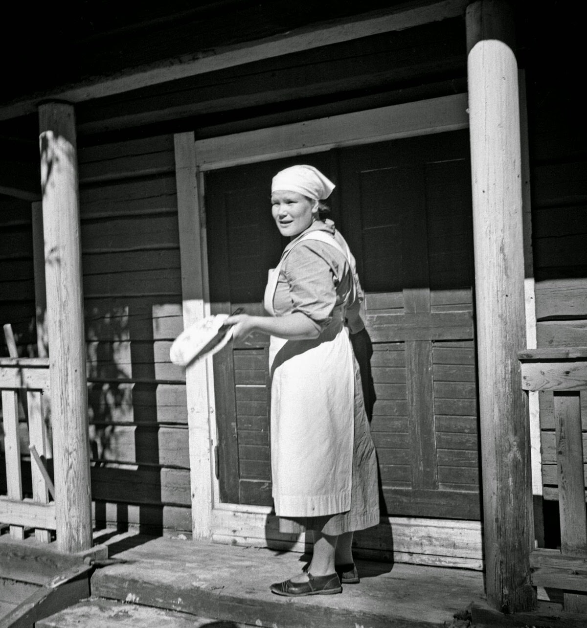 Finland in 1941: Everyday Life Captured by Barbara Wright in Stunning Photos