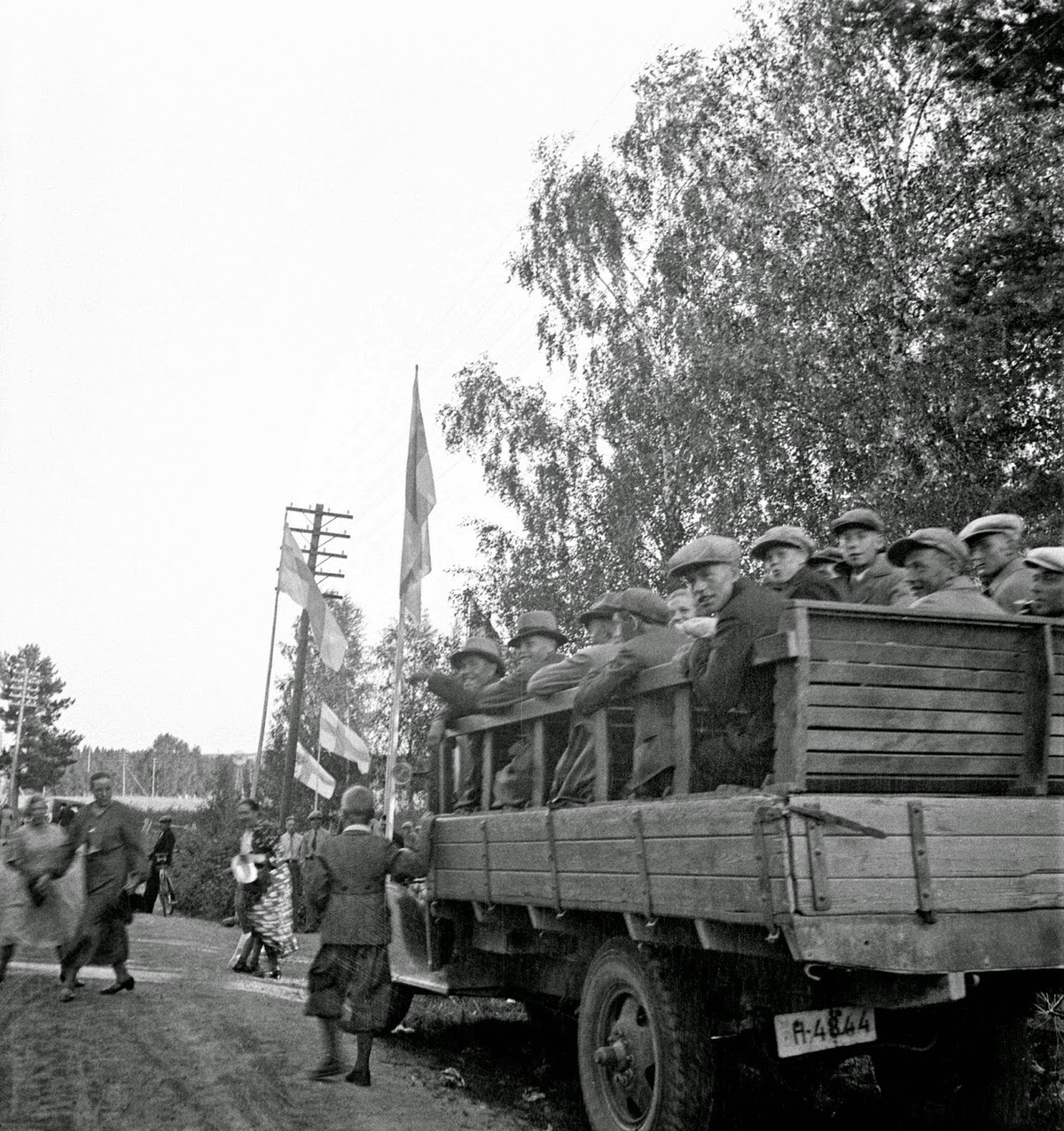 Finland in 1941: Everyday Life Captured by Barbara Wright in Stunning Photos