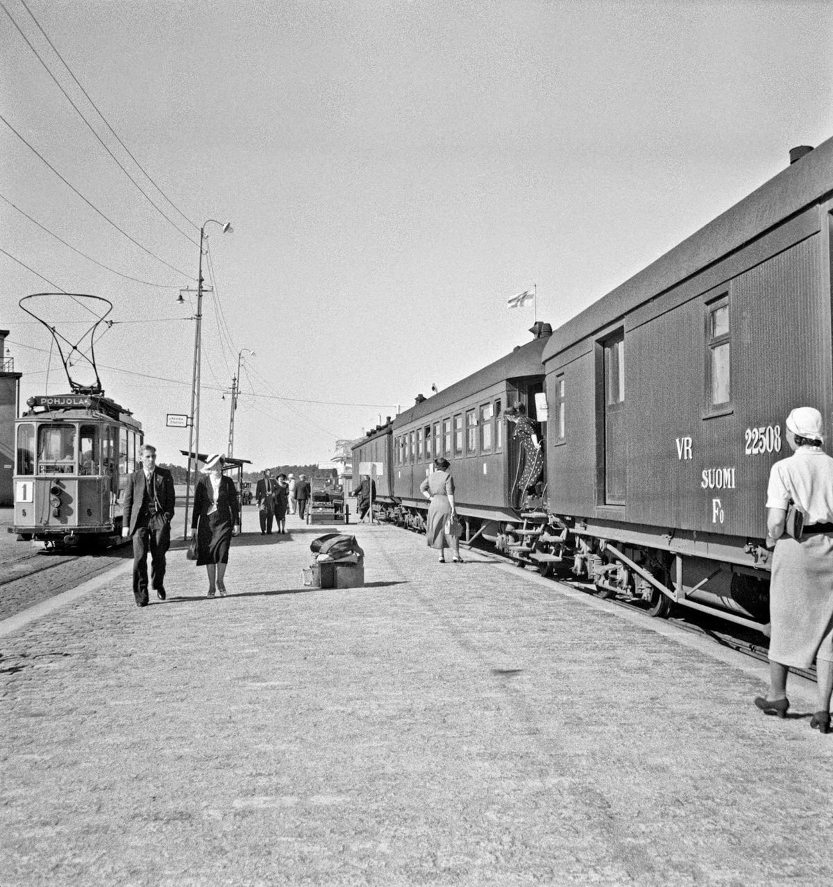 Finland in 1941: Everyday Life Captured by Barbara Wright in Stunning Photos