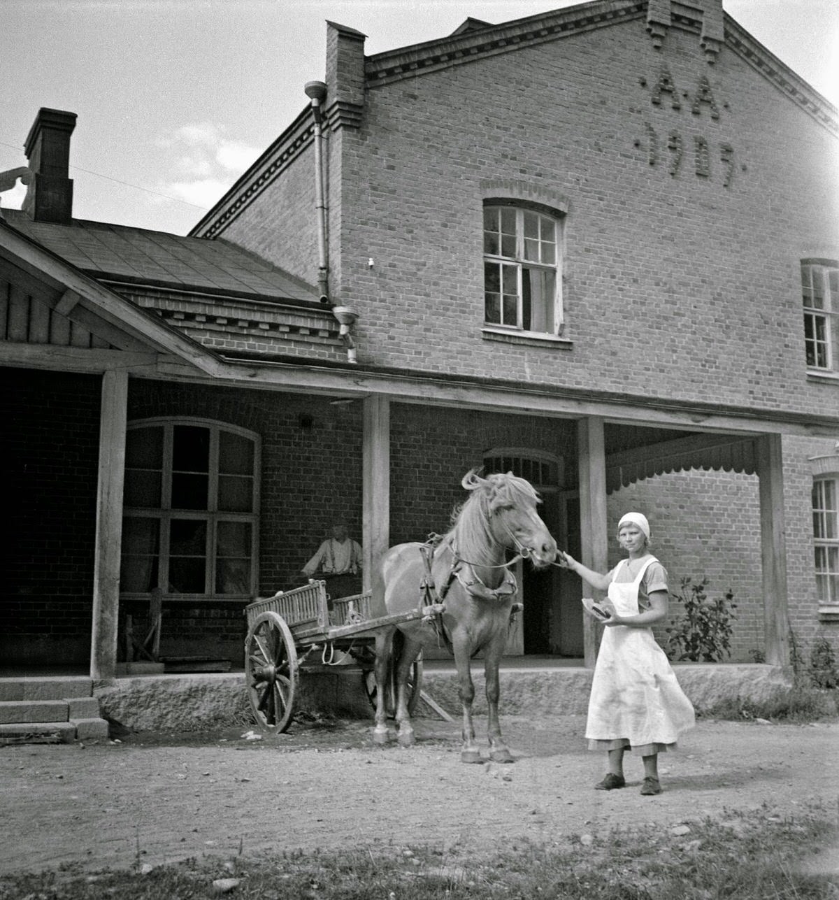 Finland in 1941: Everyday Life Captured by Barbara Wright in Stunning Photos