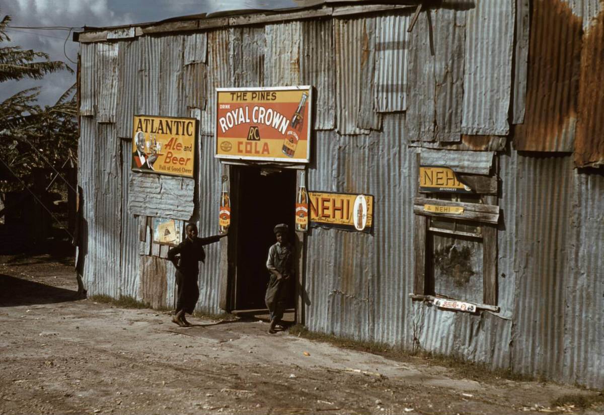 Black migratory workers by a juke joint in Belle Glade, Florida, 1941