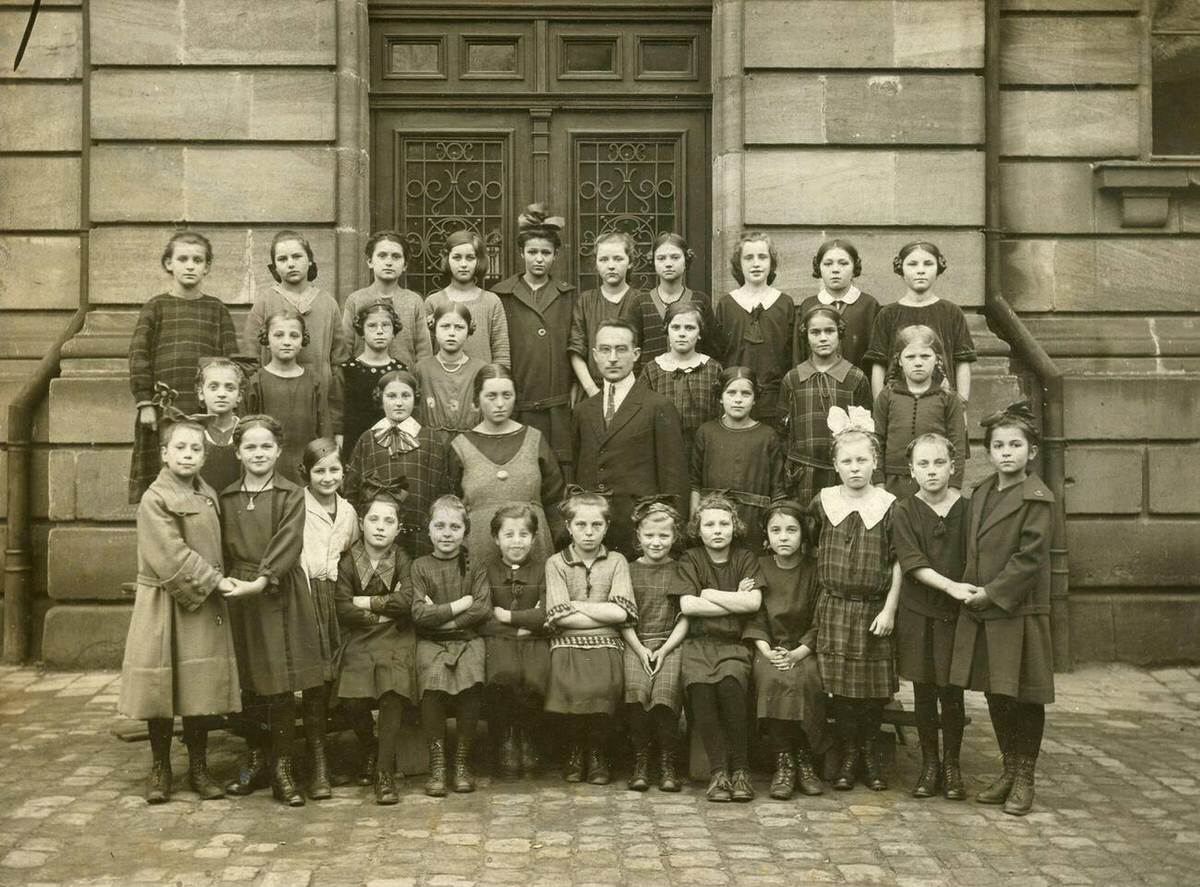 Elementary school class photo of young girls, Germany, 1910s