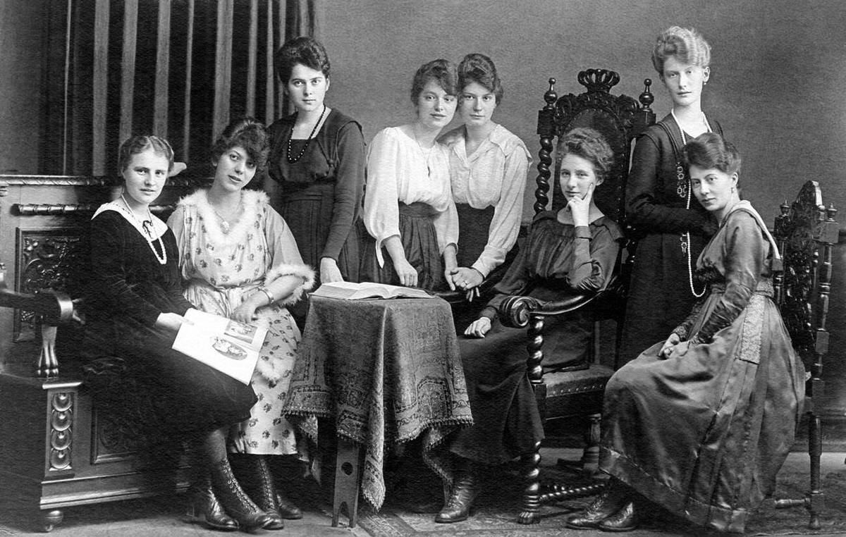 Eight sisters in a family group picture, Germany, 1910