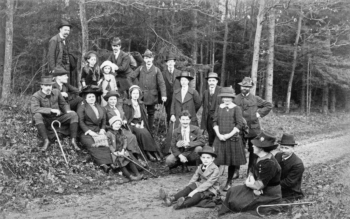 Group of Naturfreunde Coeln on a hike, Germany, 1913