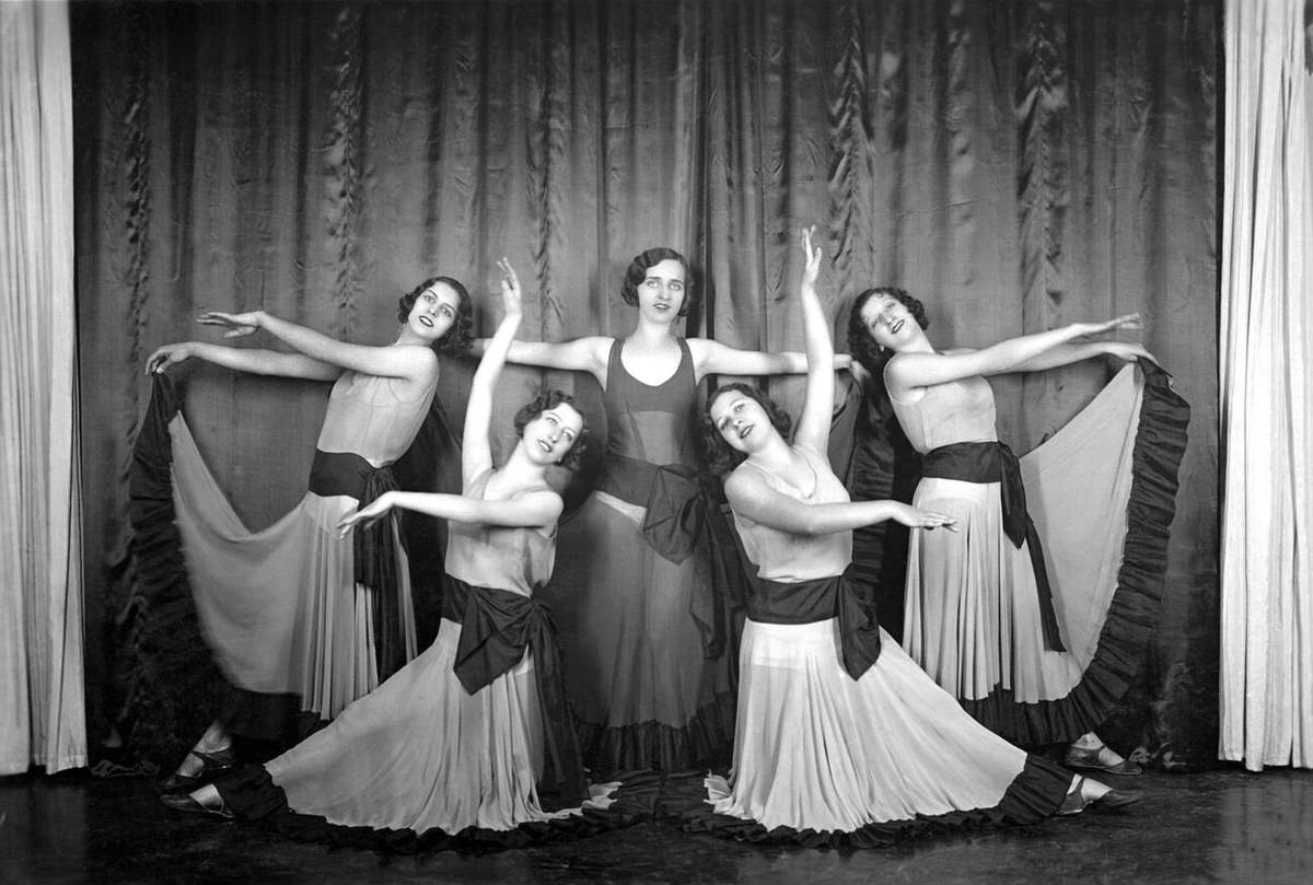 Five female dancers, Germany, 1910
