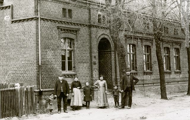 This photograph from 1910 shows three generations of a working-class, urban family. Workers often dressed like members of the bourgeoisie, albeit with markers, such as caps, that distinguished them from more affluent Germans.