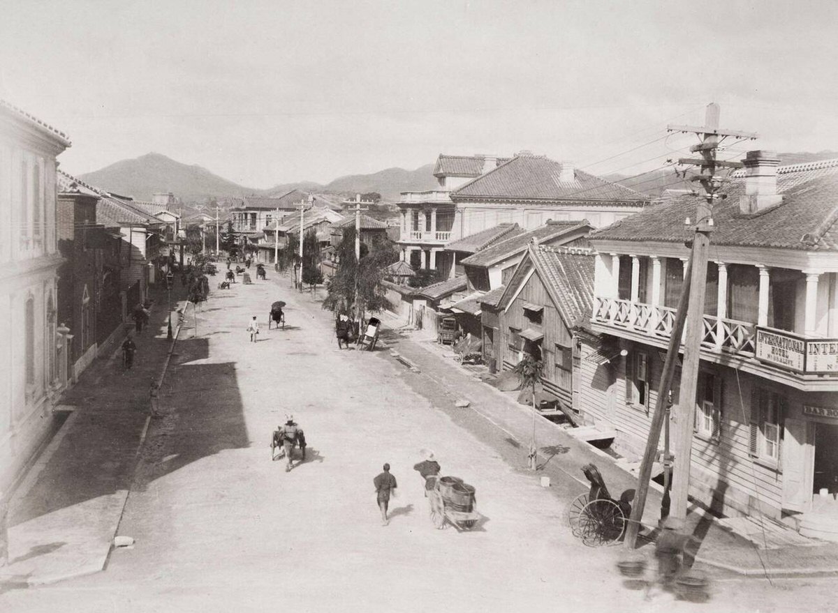 Sakaimachi street scene in Kobe, 1890s