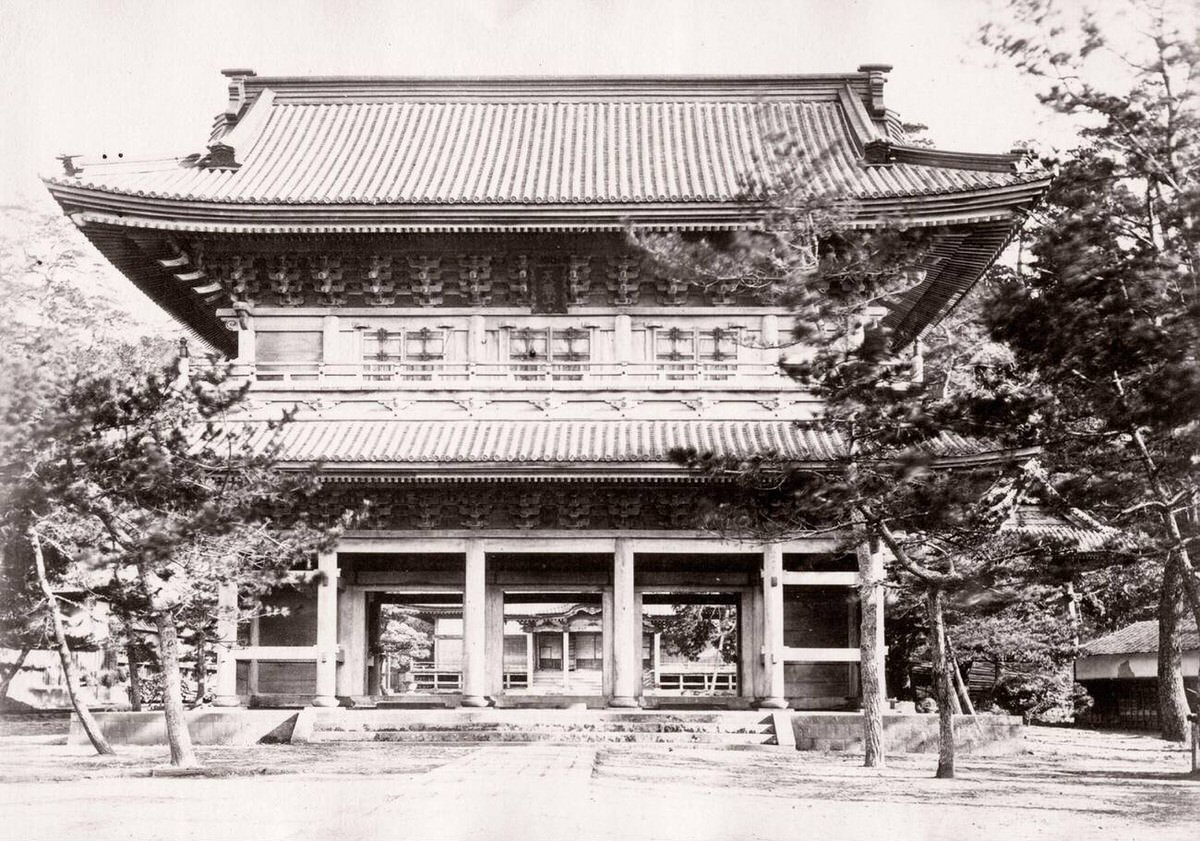 Tenshozan Renge-in Komyoji Buddhist temple in Kamakura, 1870s