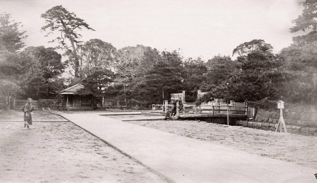 Approach to the Ankokuden temple in Shiba, Tokyo, 1870s