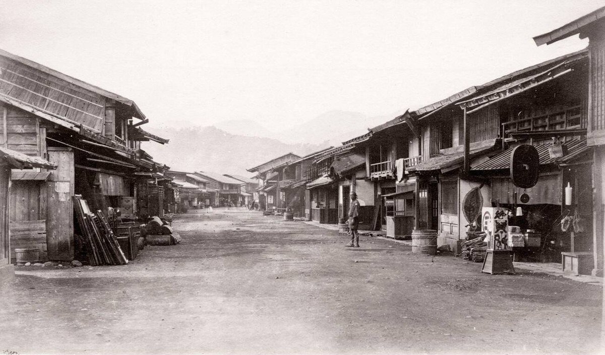 Street in the town of Odawara, 1870s