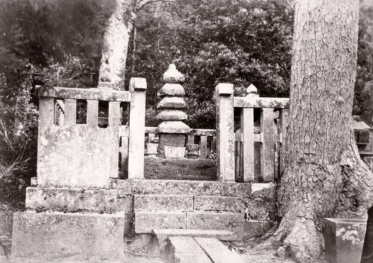 Tomb of Minamoto no Yoritomo in Kamakura, 1870s