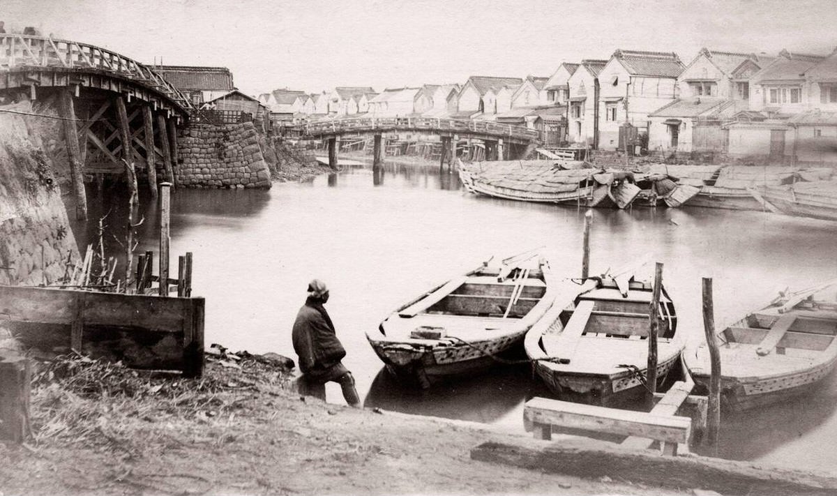 Yedo-bashi bridge in Tokyo, 1870s