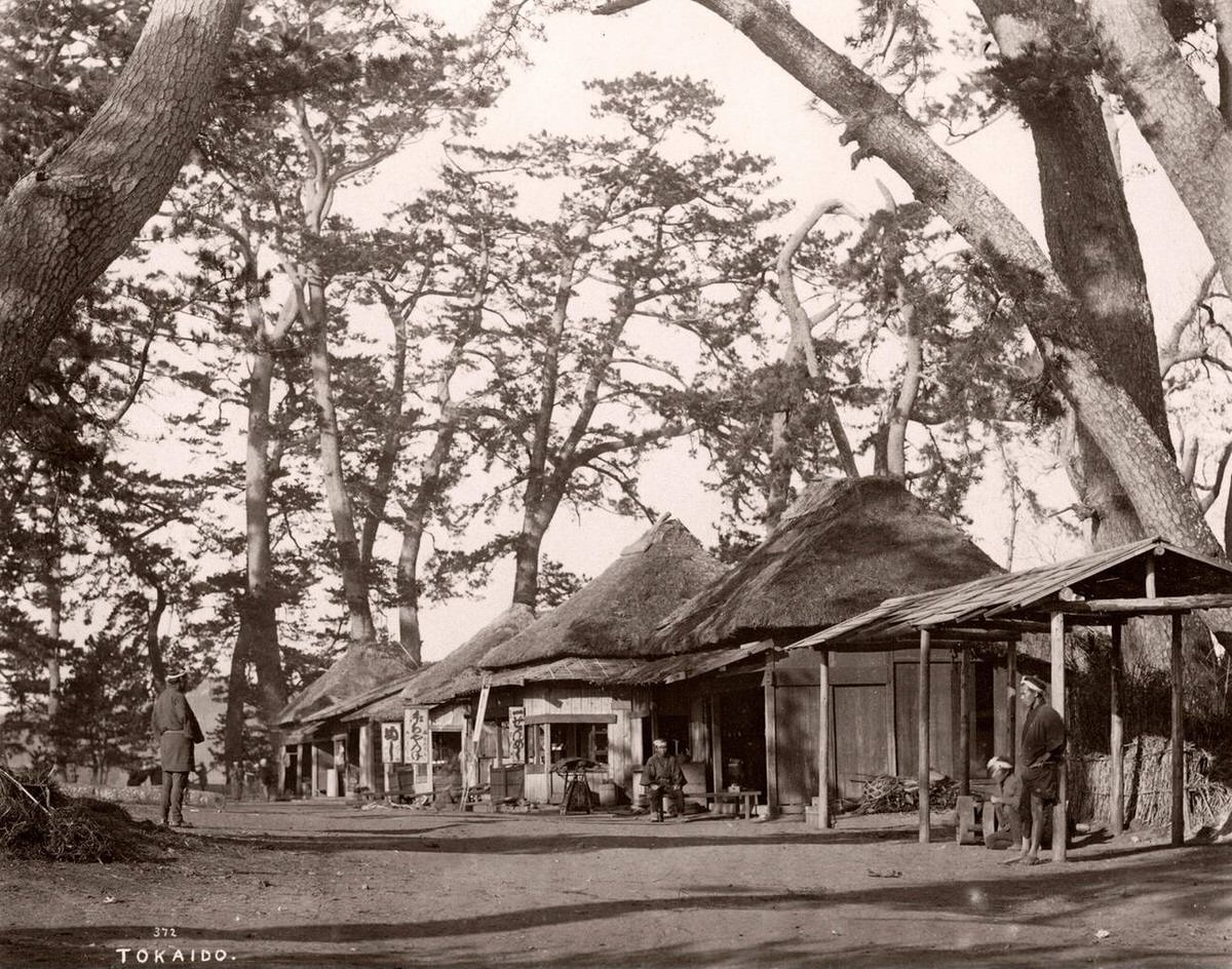 Houses on the Tokaido road between Kyoto and Tokyo, 1870s
