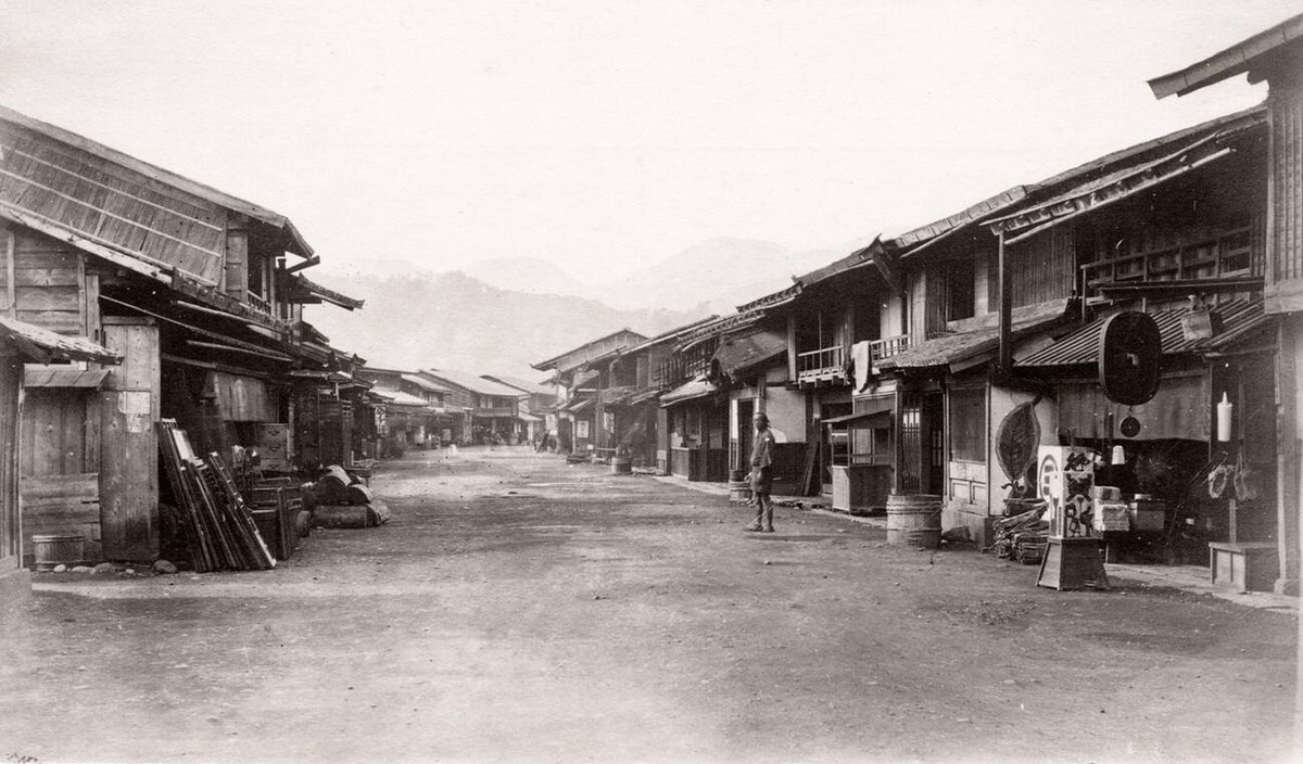 Street in the town of Odawara, 1871