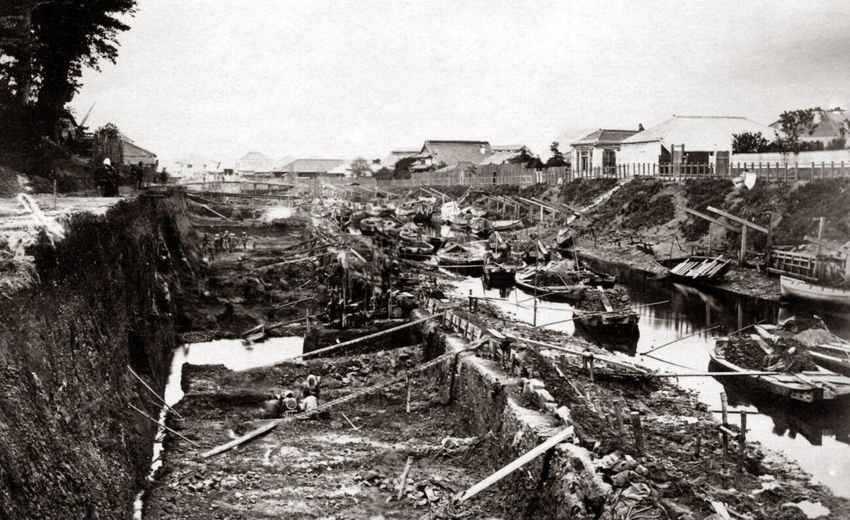 Widening a canal in Homura, Japan, 1870s