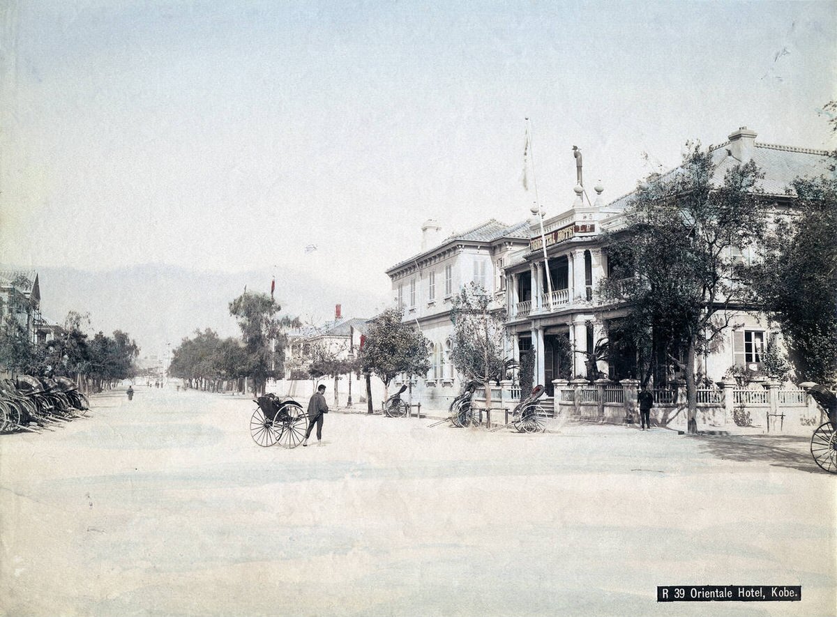 Rickshaw puller in front of the Oriental Hotel in Kobe, 1880
