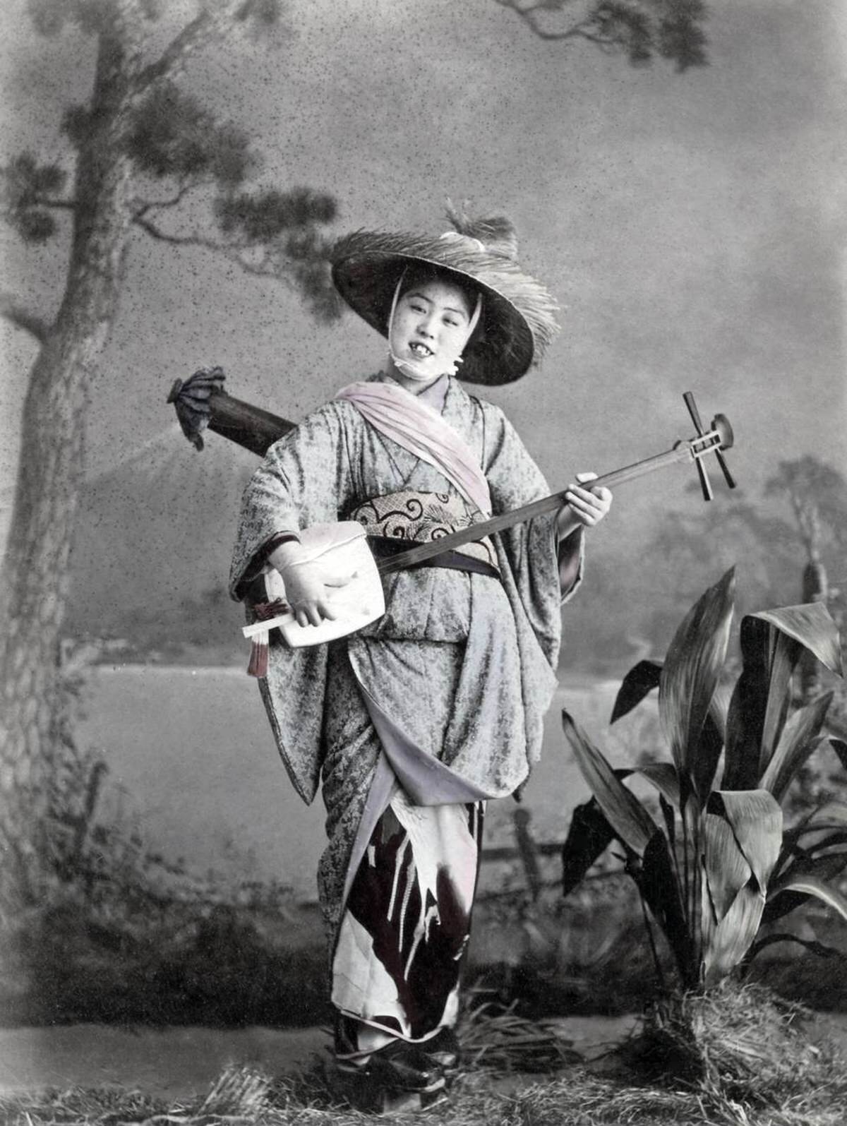 Smiling street singer in Japan, 1890