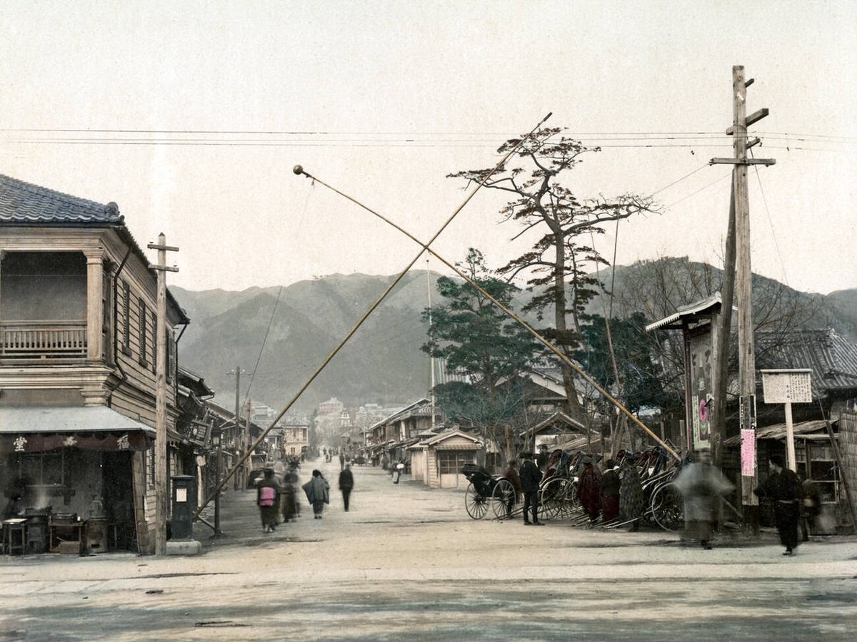 Street view in Kobe, 1880s