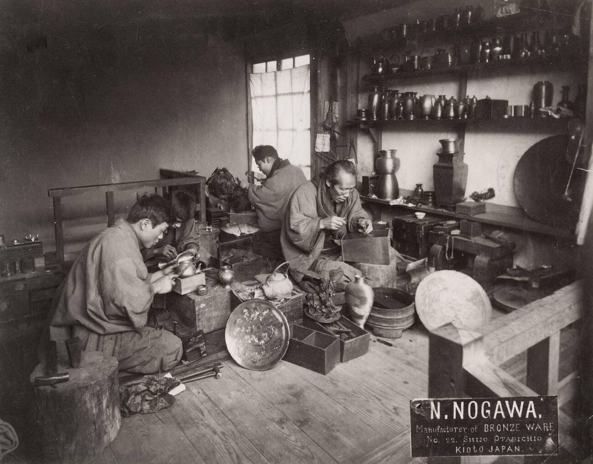 Craftsmen making bronze items in the Nogawa workshop in Kyoto, 1885