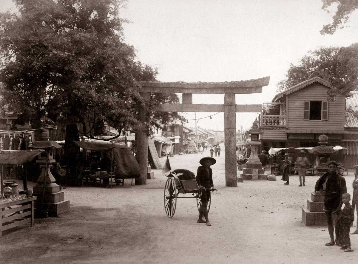 Street in front of the Ikuta Temple in Kobe, 1880s