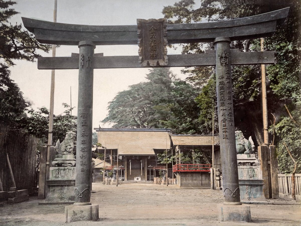 Kotohira Temple and bronze torii in Tokyo, 1880s