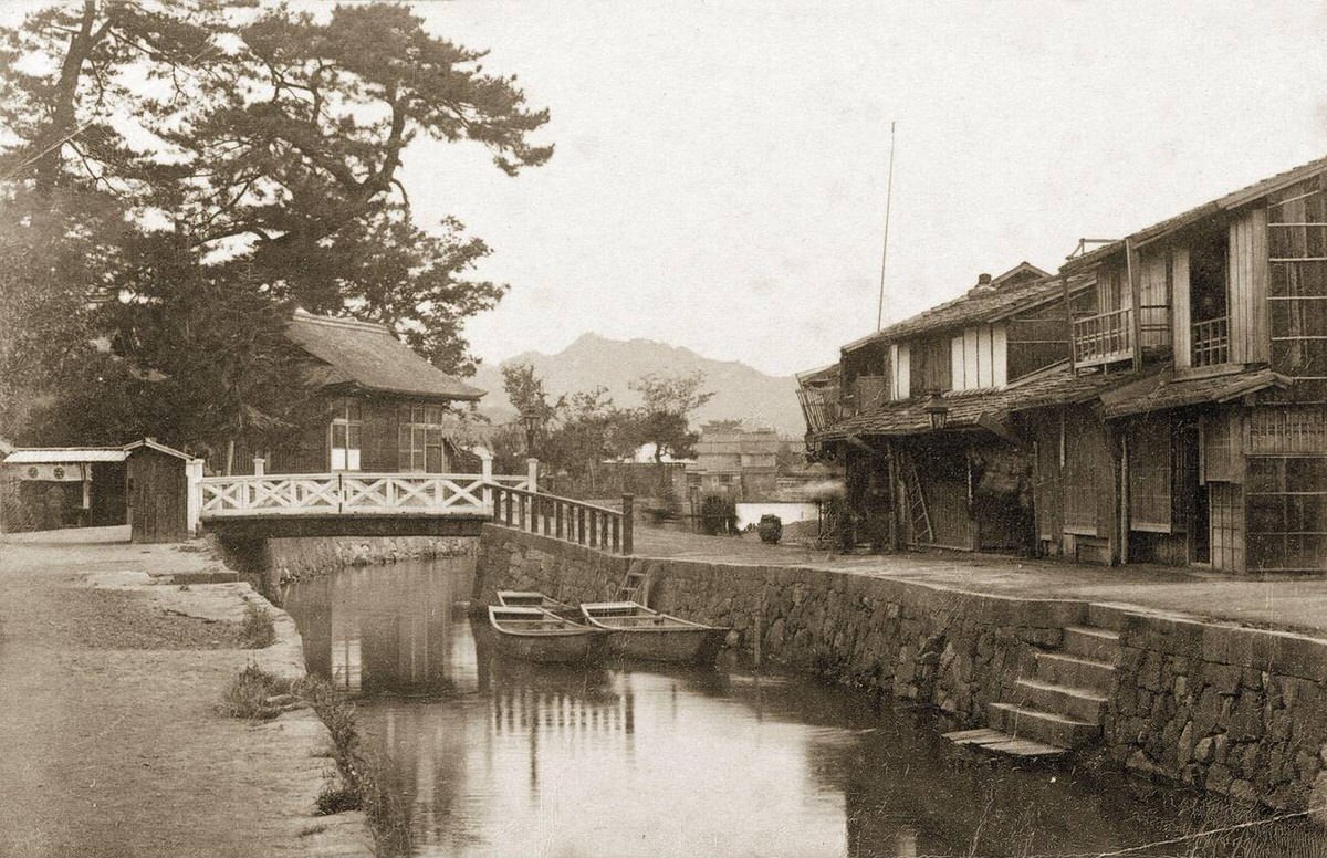 Shokabashi Bridge in the Wadami-shinchi district of Matsue, 1880s