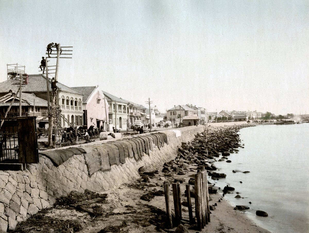 Installing telegraph poles and wires along the Kobe Bund, 1880s