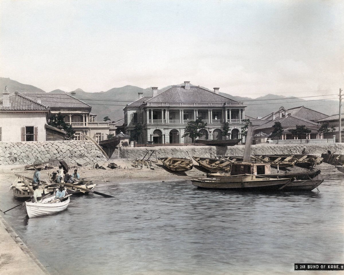 Kaigandori (The Bund) in Kobe seen from the Meriken Hatoba pier, 1890s