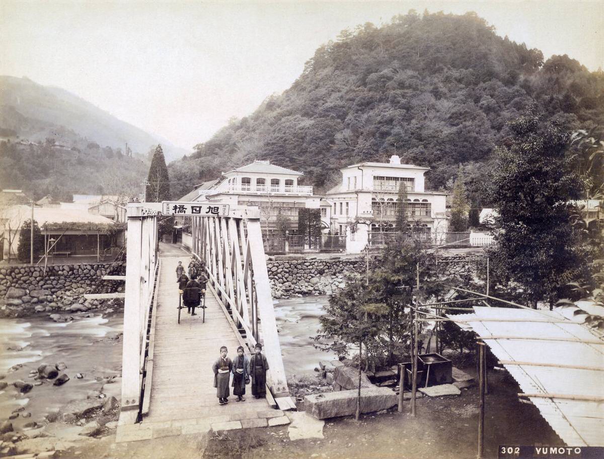 Children on a wooden truss bridge crossing the Hayakawa River in Yumoto Onsen, 1890s