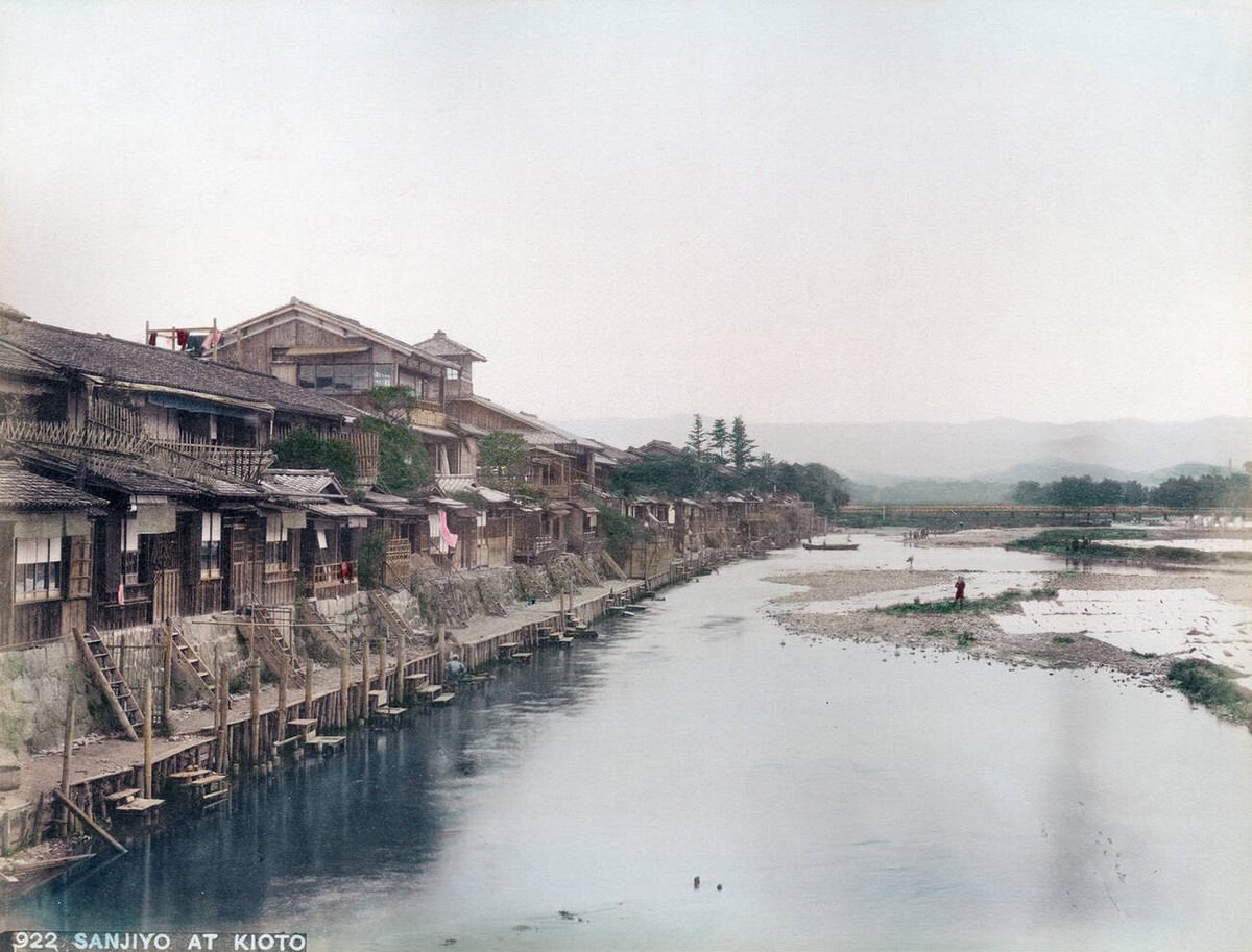 Restaurants and inns along the Kamogawa River in Kyoto, 1890