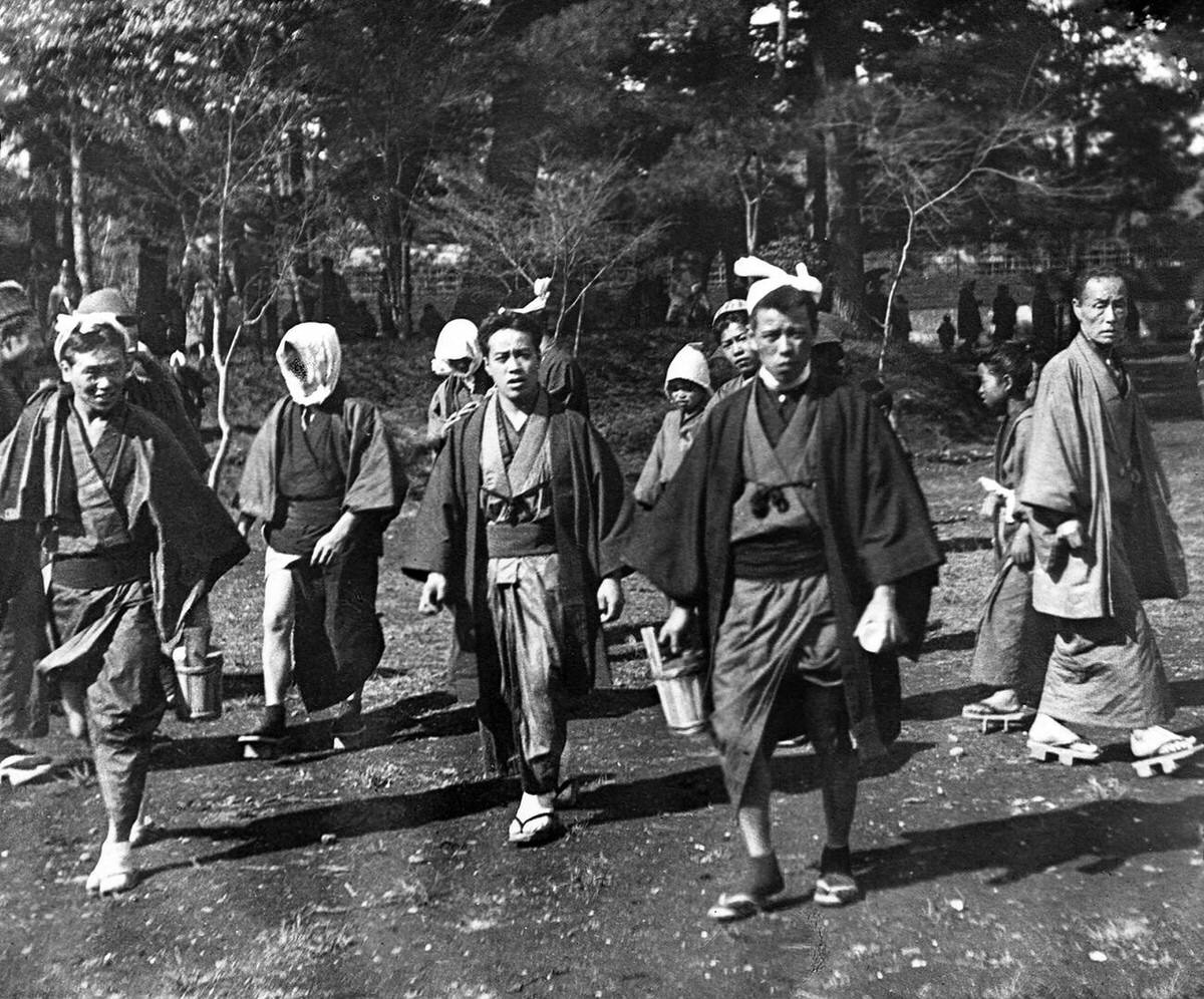 Visitors from the countryside at Ueno Park in Tokyo, 1890s