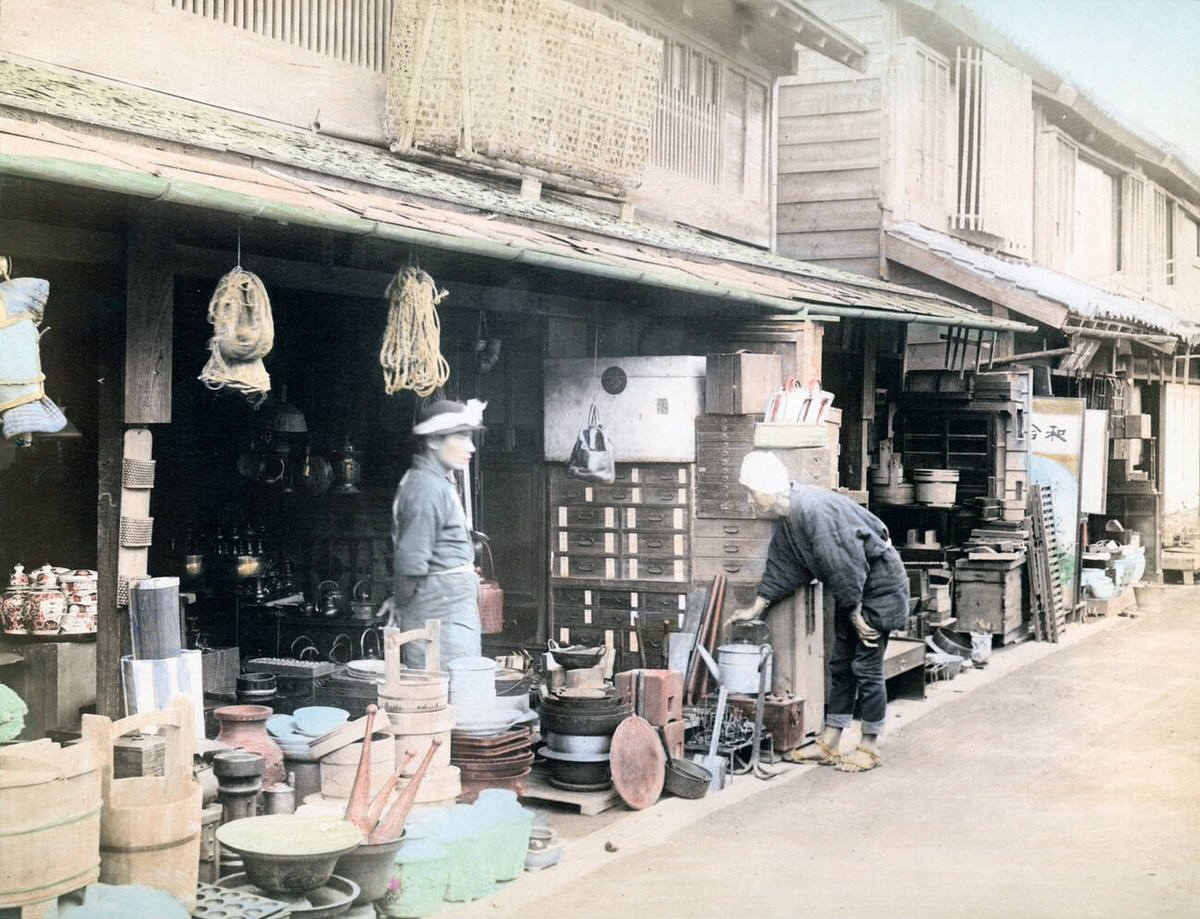Shops selling daily housewares, 1890s