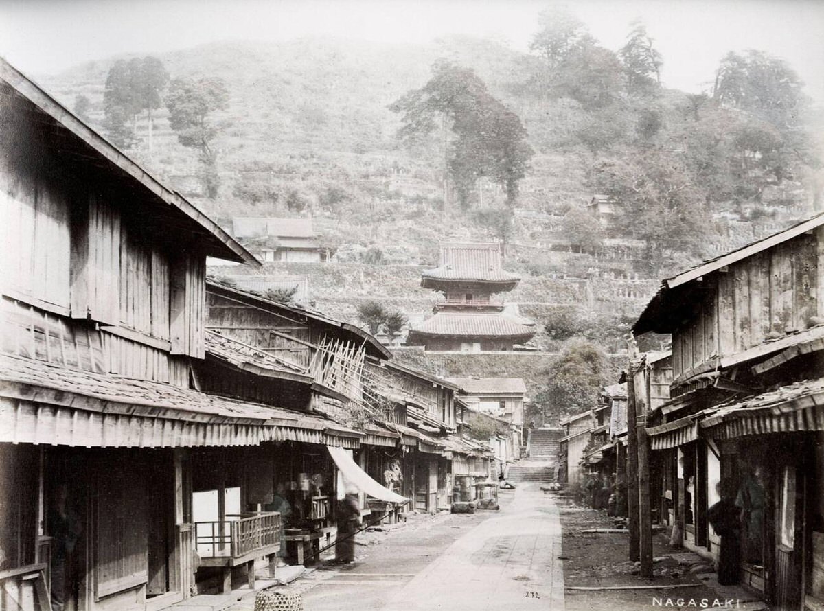Street scene in Nagasaki, 1890s
