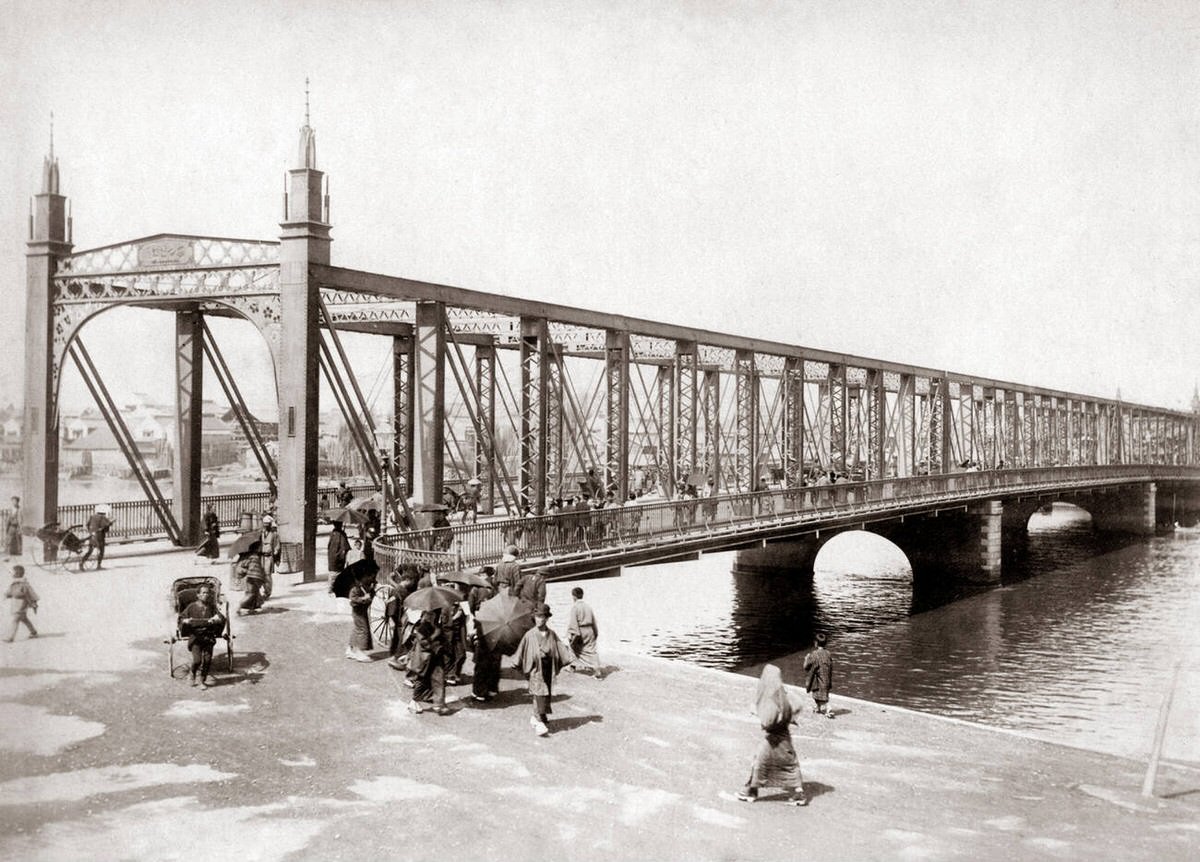 Azumabashi iron box bridge in Tokyo, 1885