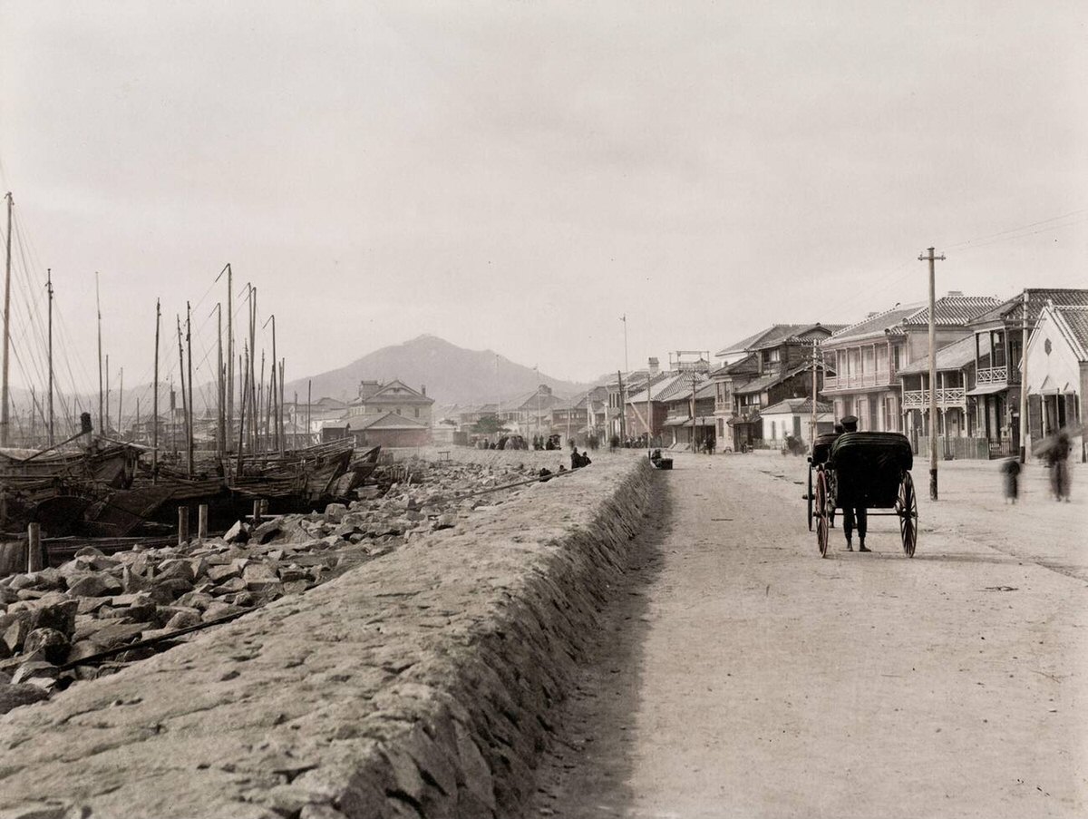 Bund of Kobe with rickshaws and boats, 1890